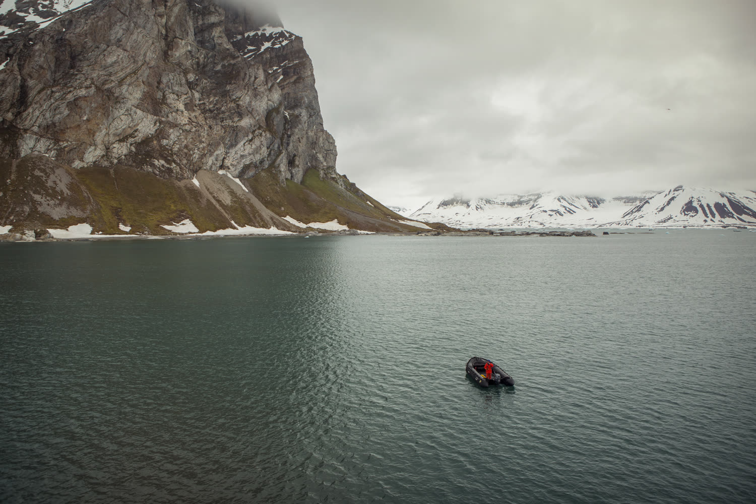 Zodiac-Erkundung zwischen Eisbergen — Foto: G Adventures