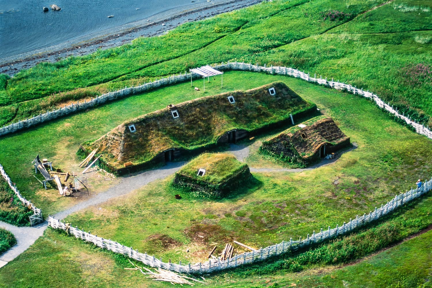 L'Anse aux Meadows aus der Luft — Foto: G Adventures