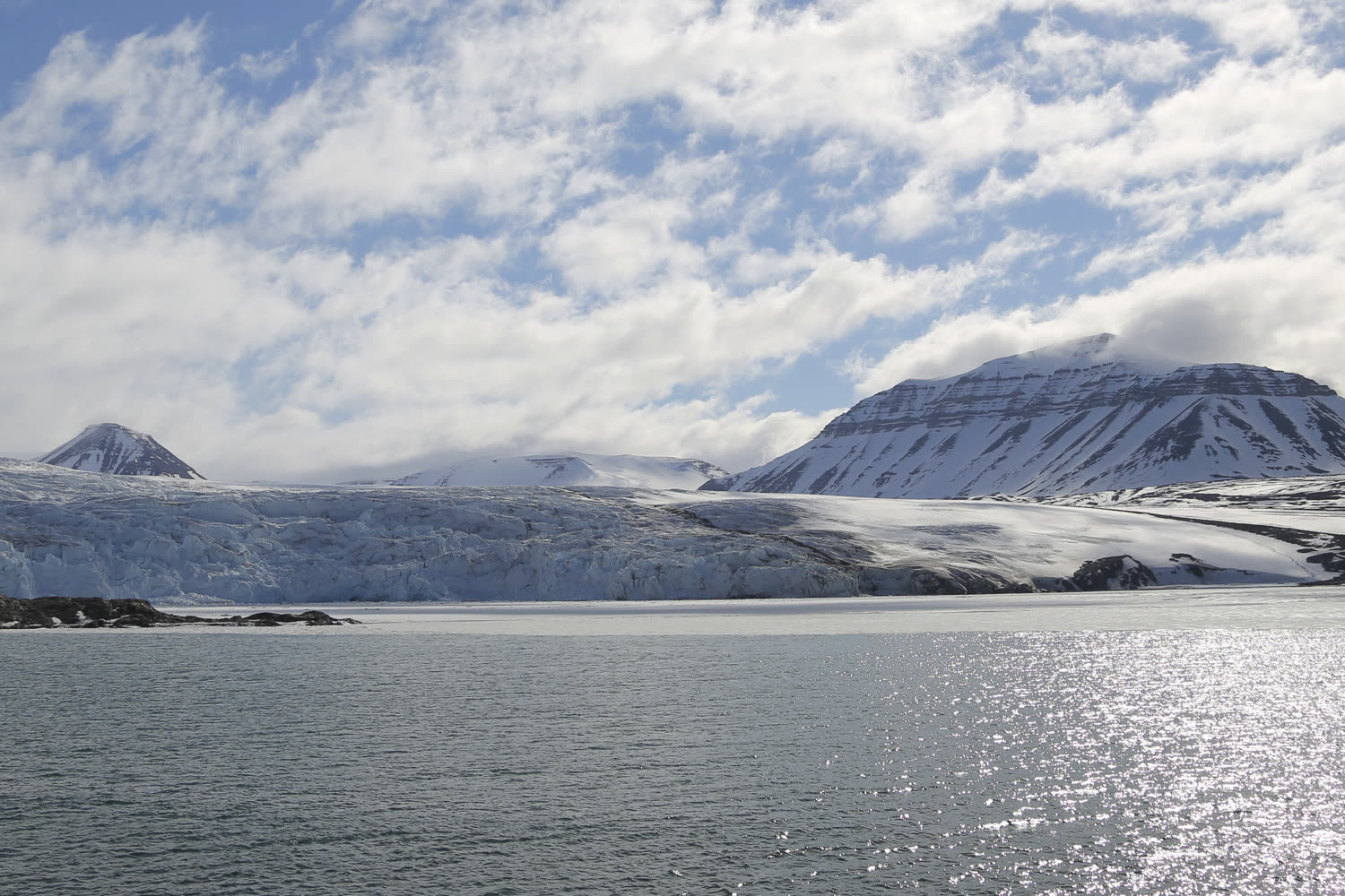 Weite Polarlandschaft unter der Mitternachtssonne — Foto: G Adventures
