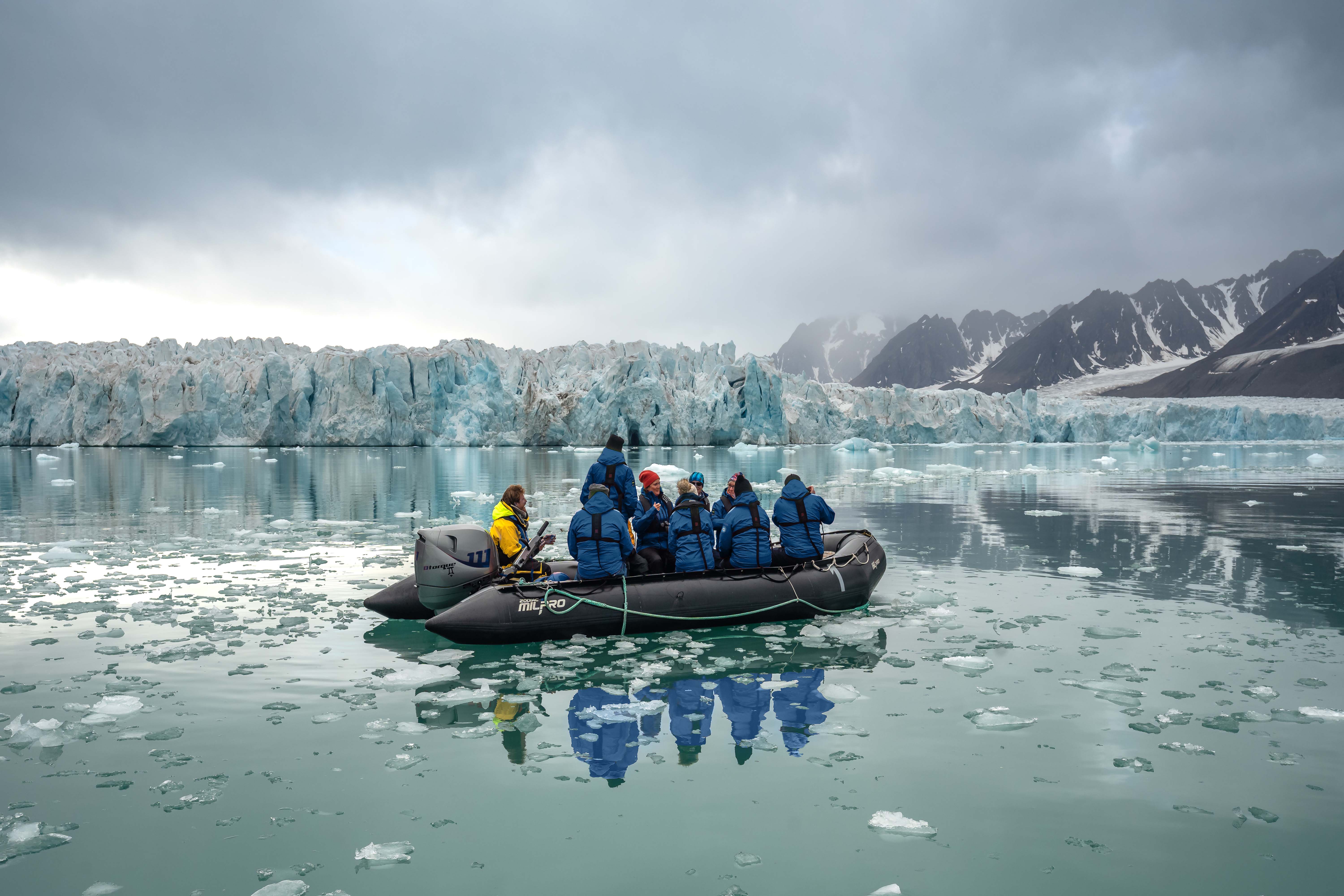 Ice cruising at the coast of Svalbard. Credit: Jan Hvizdal — Foto: HX