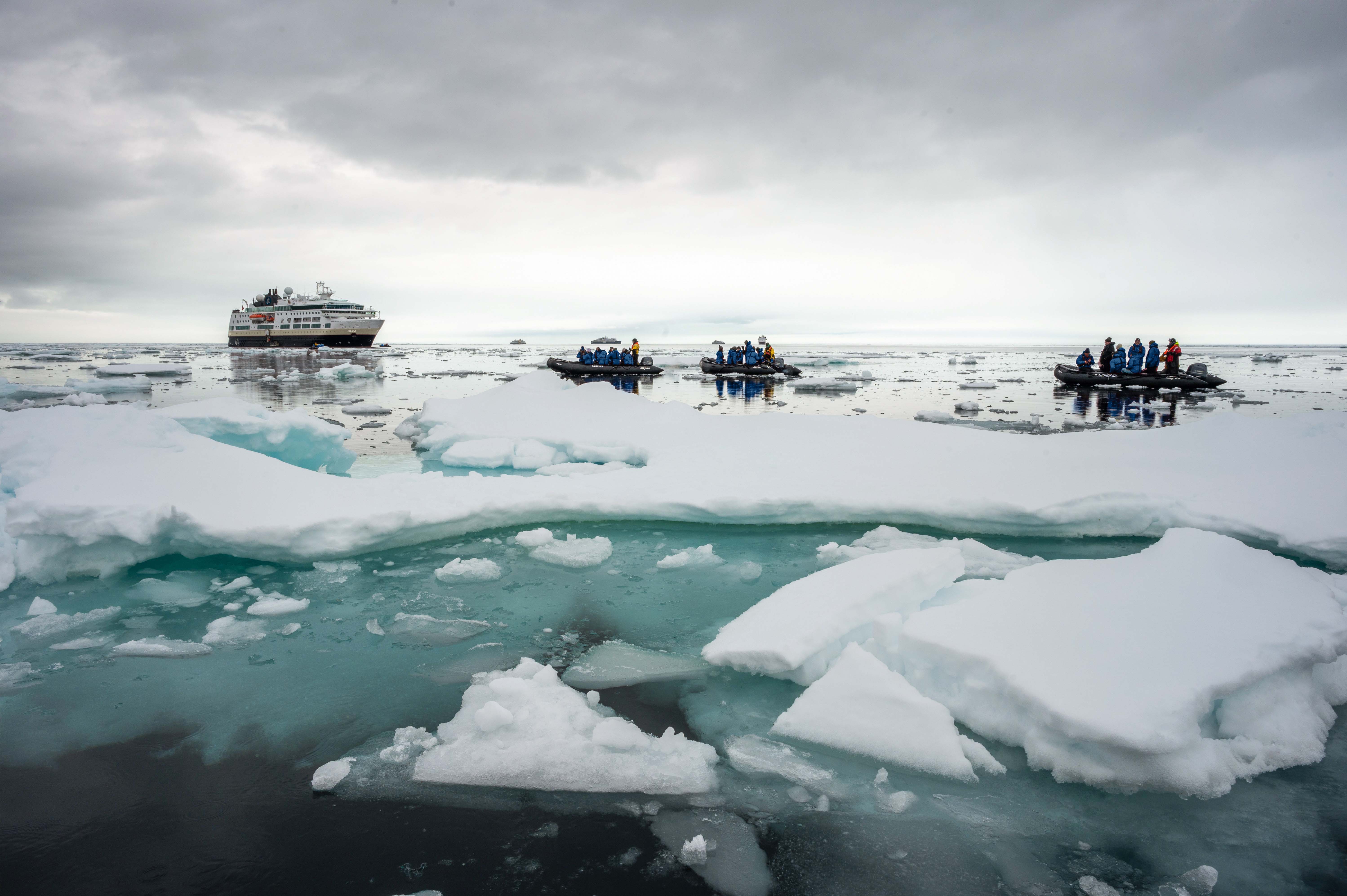 Expedition boat cruising at the Ice Edge, Svalbard. Credit: Kim Rørmark — Foto: HX