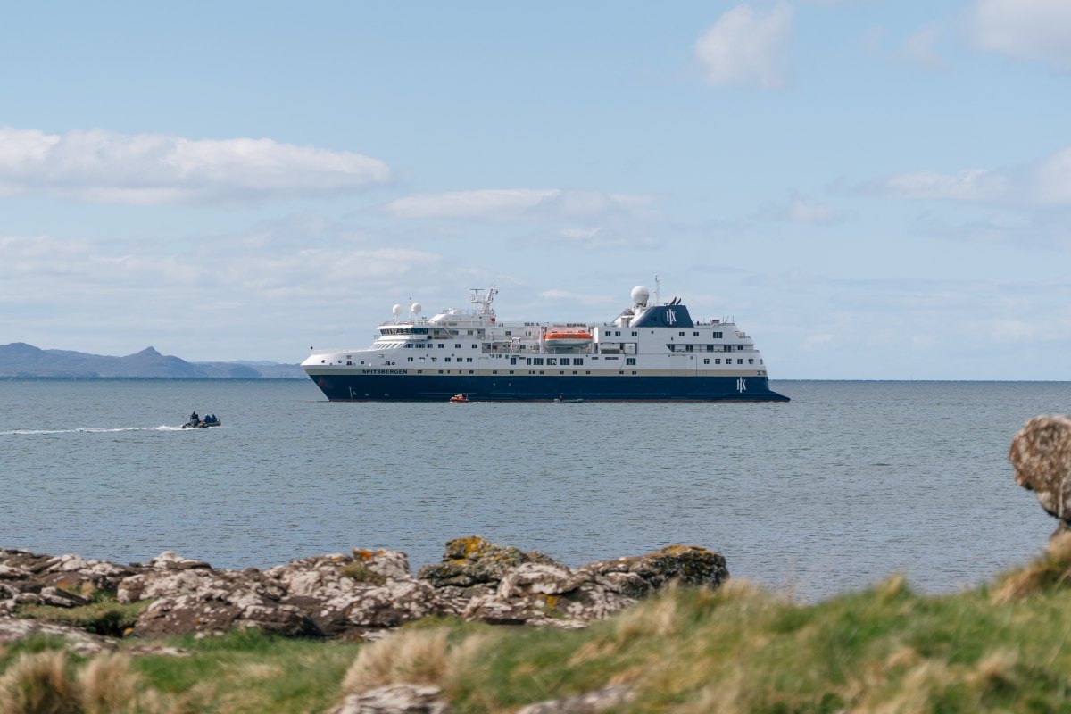MS Spitsbergen vor der Isle of Eigg · Foto: Kay Fochtmann