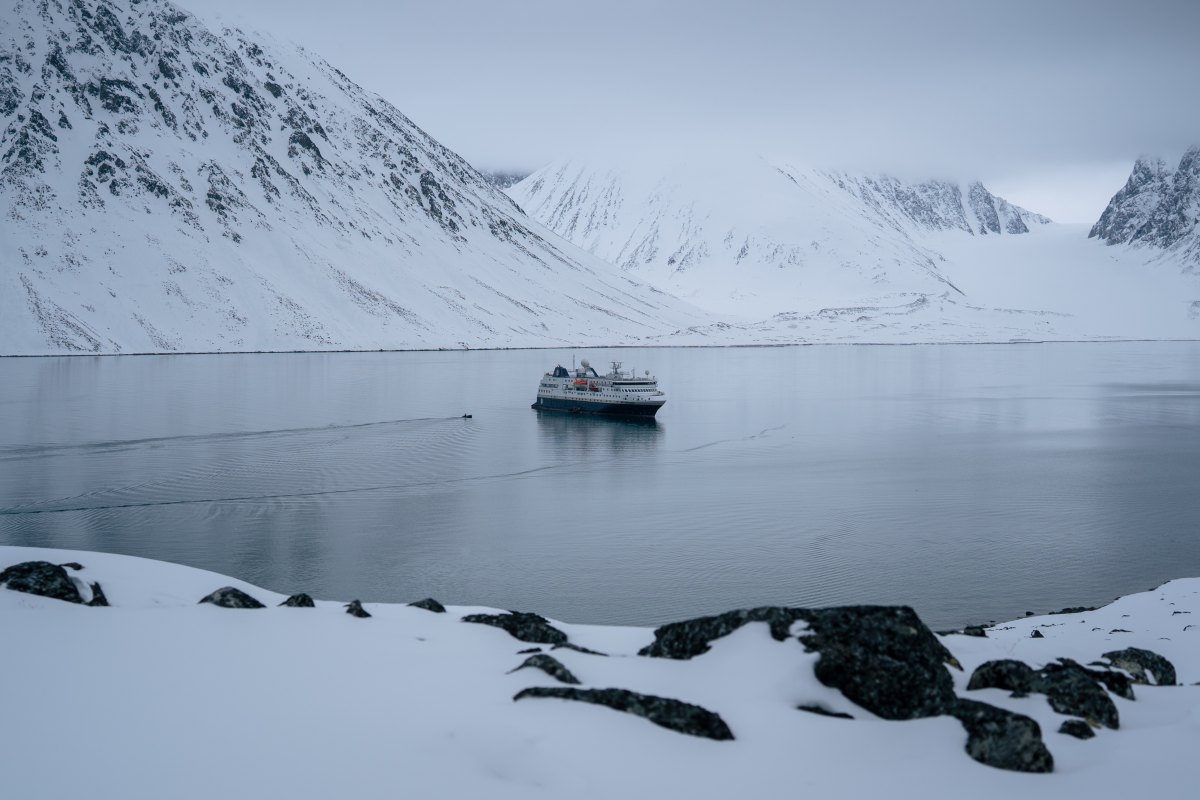 MS Spitsbergen vor Gravneset, Magdalenefjord · Foto: Kay Fochtmann