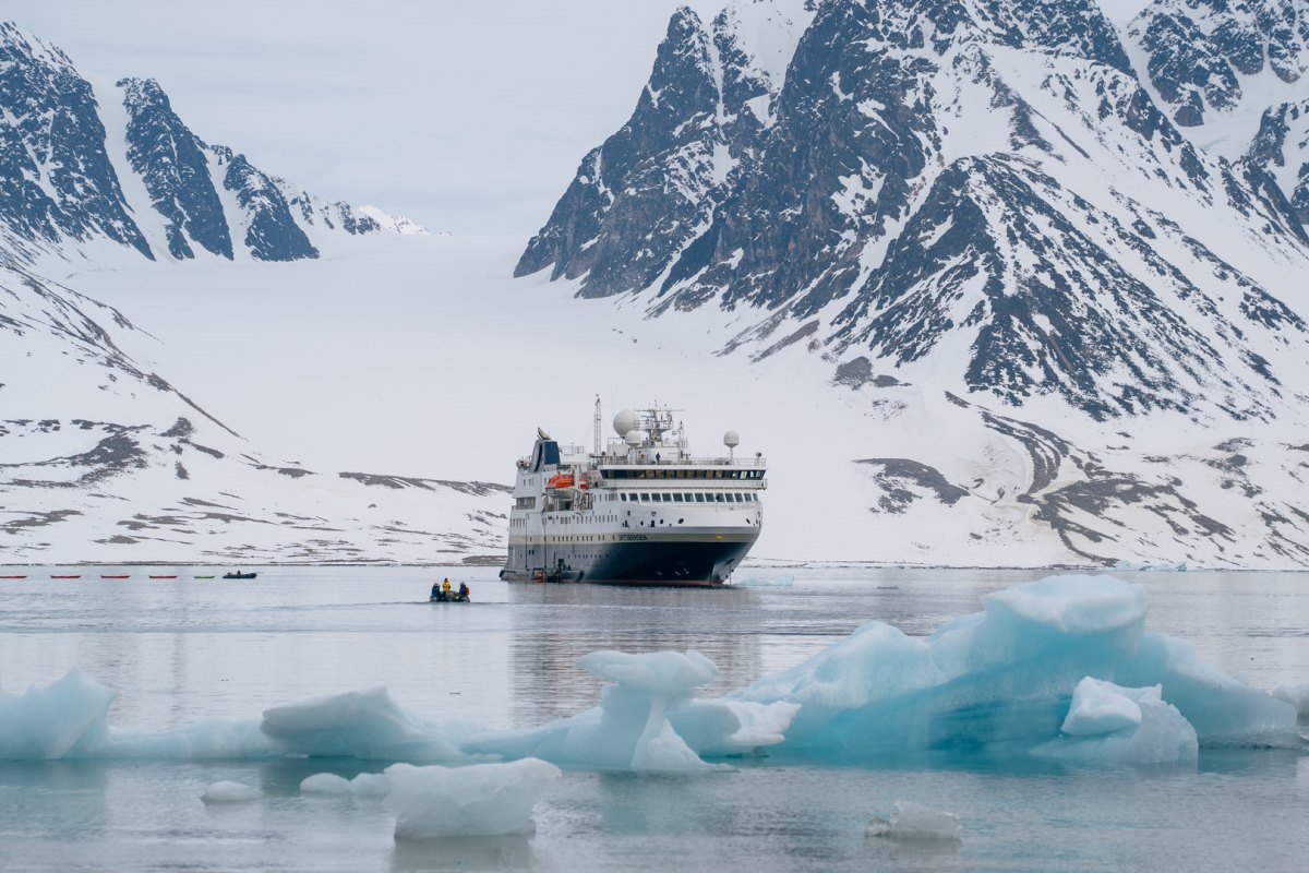 MS Spitsbergen vor Gravneset · Foto: Kay Fochtmann