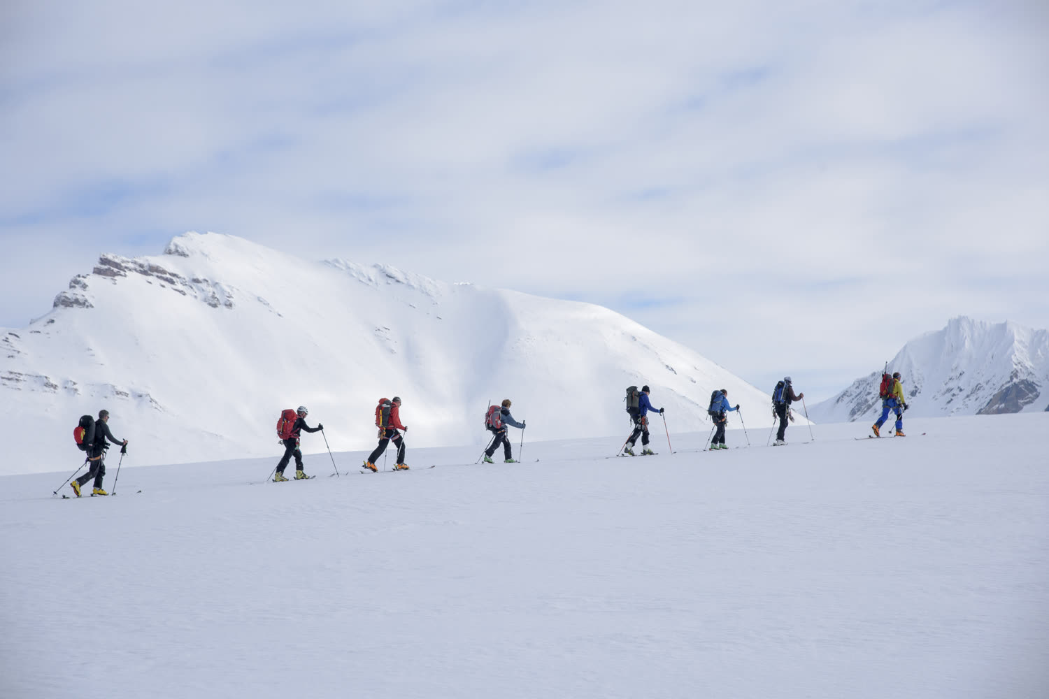 Skitour-Paar vor Bergkulisse, Spitzbergen — Foto: Oceanwide Expeditions