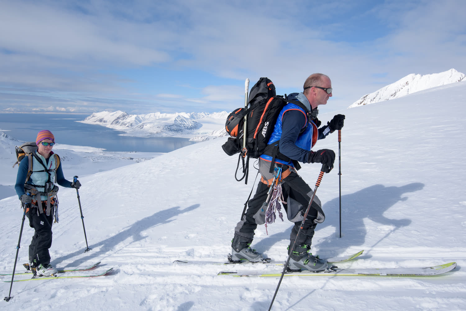Skifahrer-Silhouette am Bergkamm ueber dem Eismeer — Foto: Oceanwide Expeditions