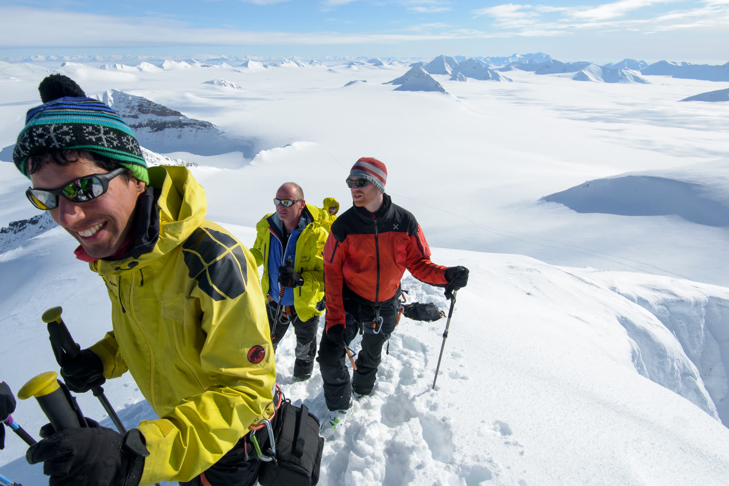 Skitour-Gruppe entlang des Eismeers — Foto: Oceanwide Expeditions