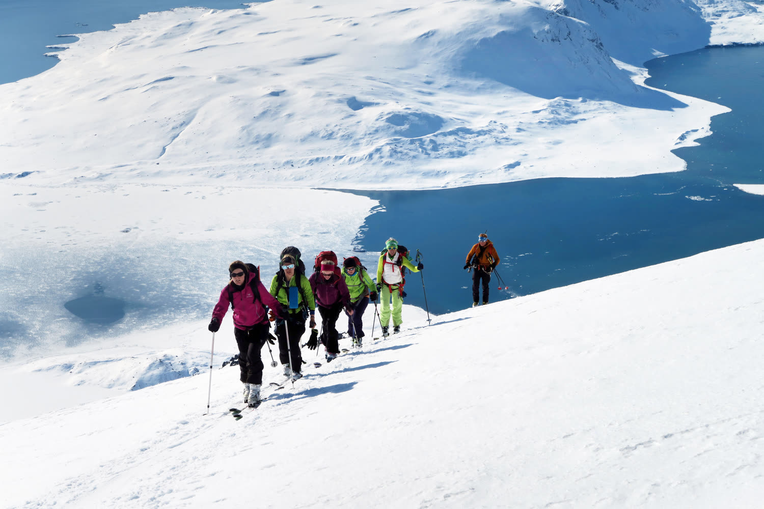 Skitour-Gruppe mit Blick auf die Bucht — Foto: Oceanwide Expeditions