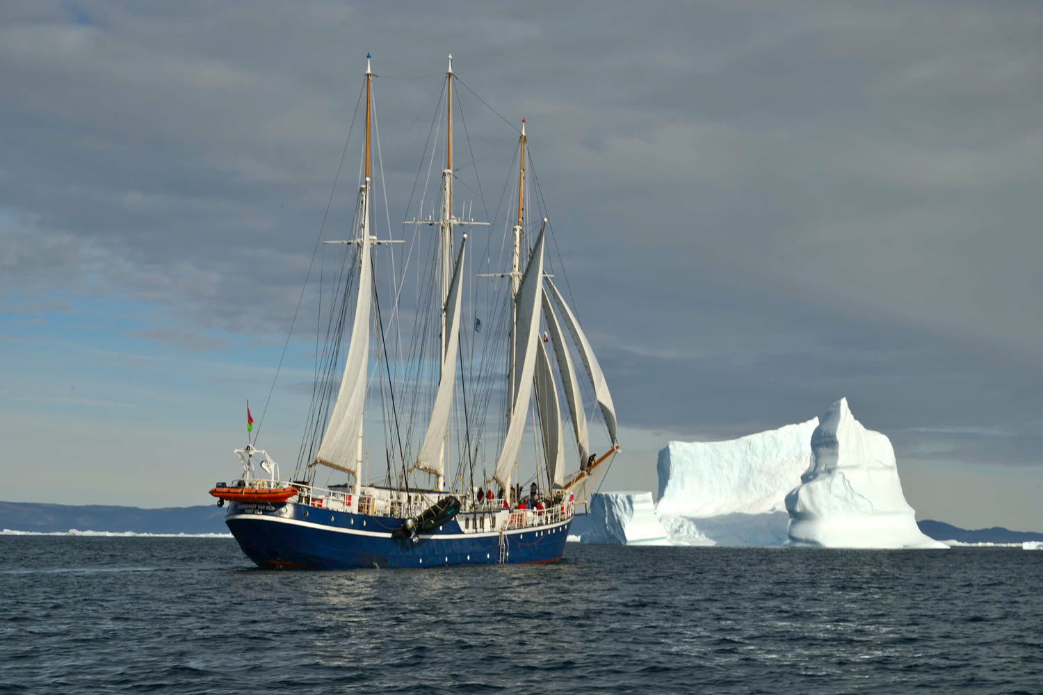 Rembrandt van Rijn unter Segeln vor Groenland — Foto: Oceanwide Expeditions