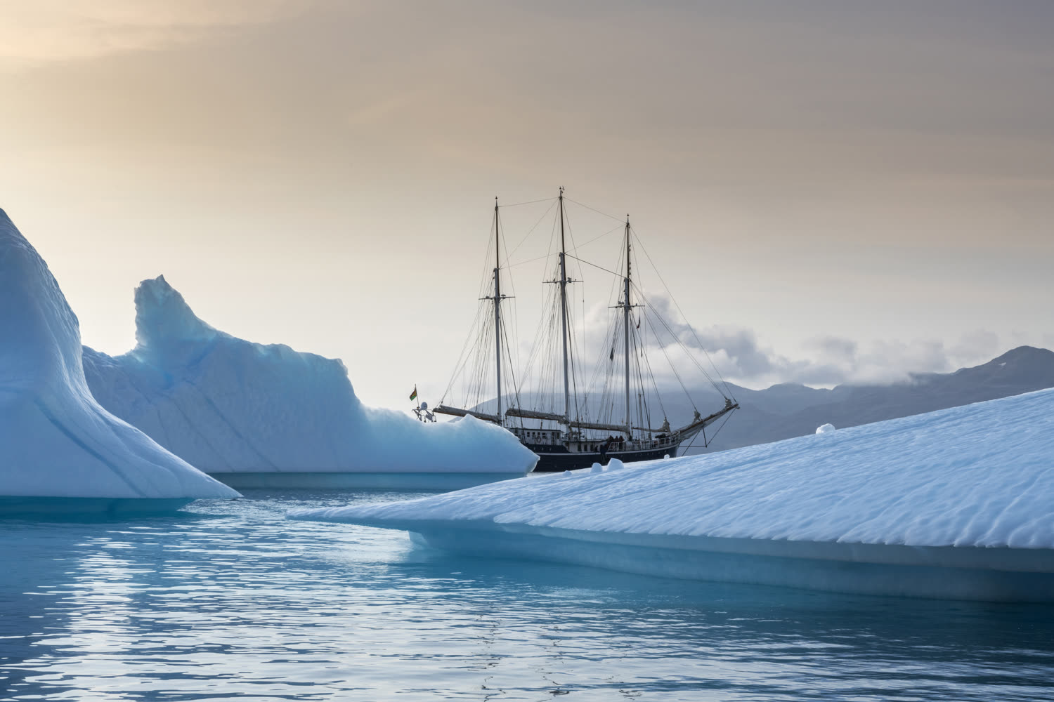 Rembrandt van Rijn unter Segeln vor Groenland — Foto: Oceanwide Expeditions