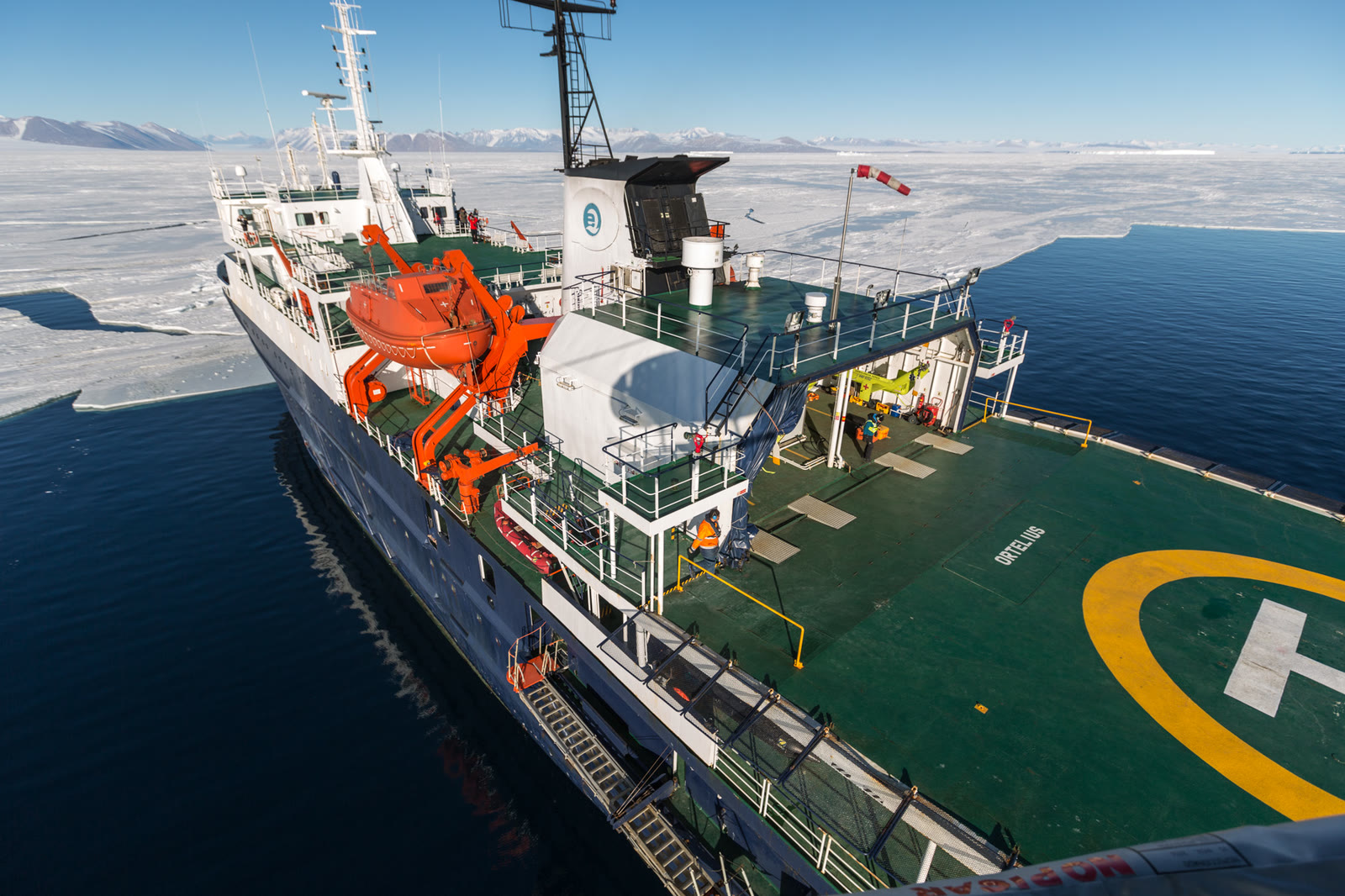 MS Ortelius mit Helikopter-Deck im Packeis