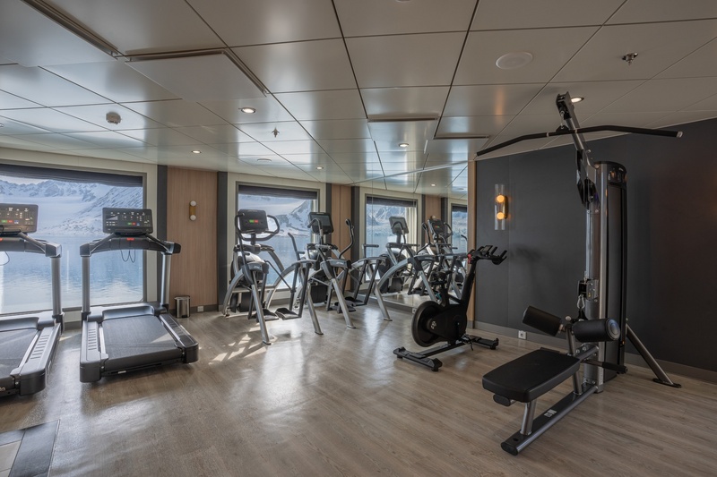 Fitnessbereich — Geräte mit Blick nach draußen