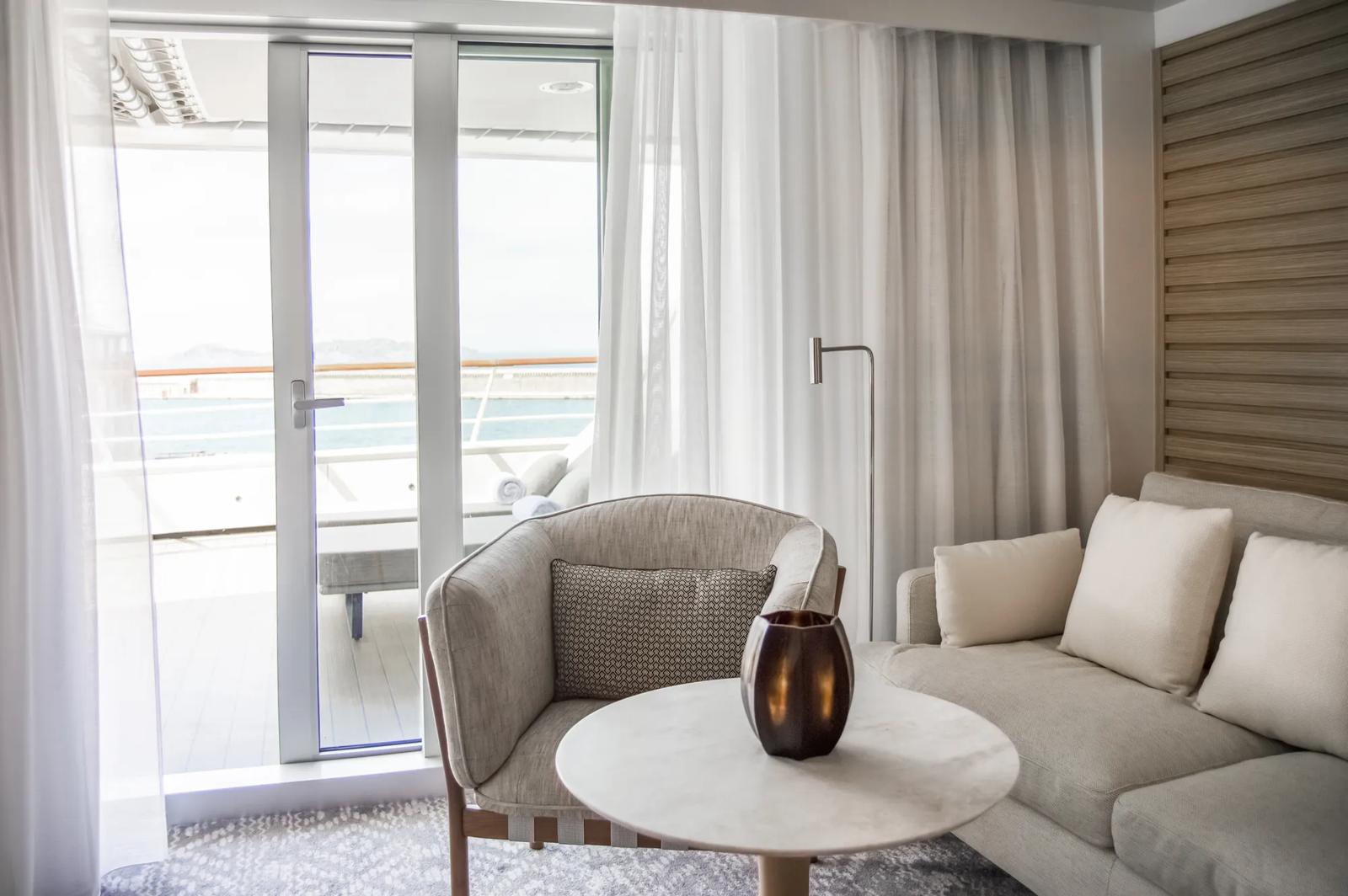 Eleganter Salon · Panoramablick