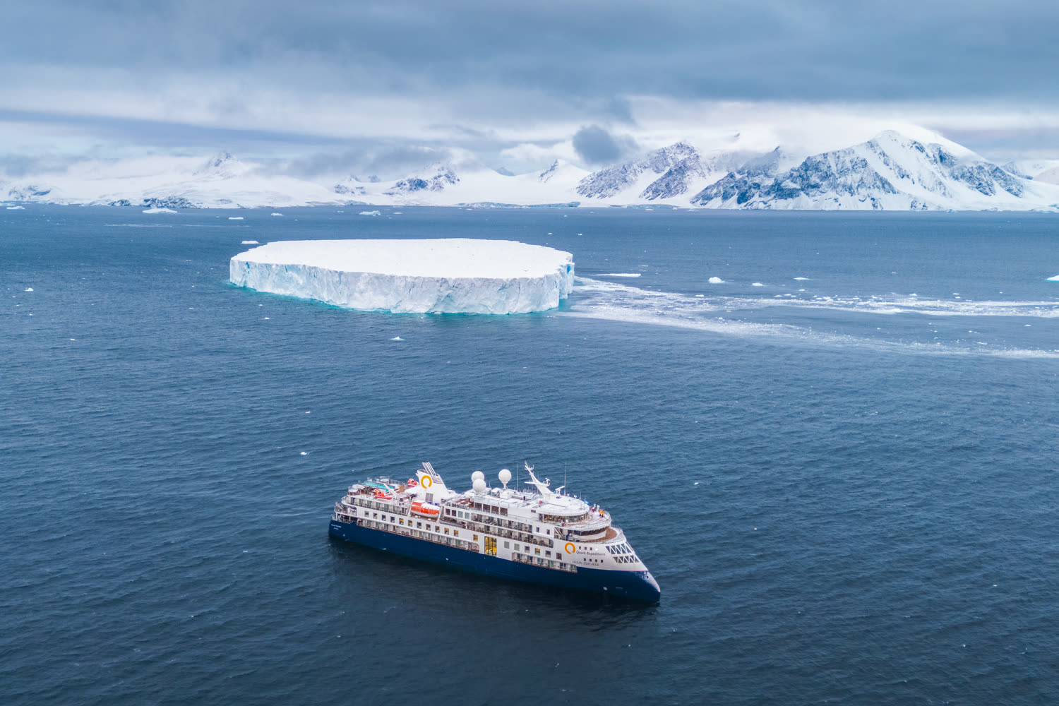 MS Ocean Explorer am Tafeleisberg — Foto: Quark Expeditions