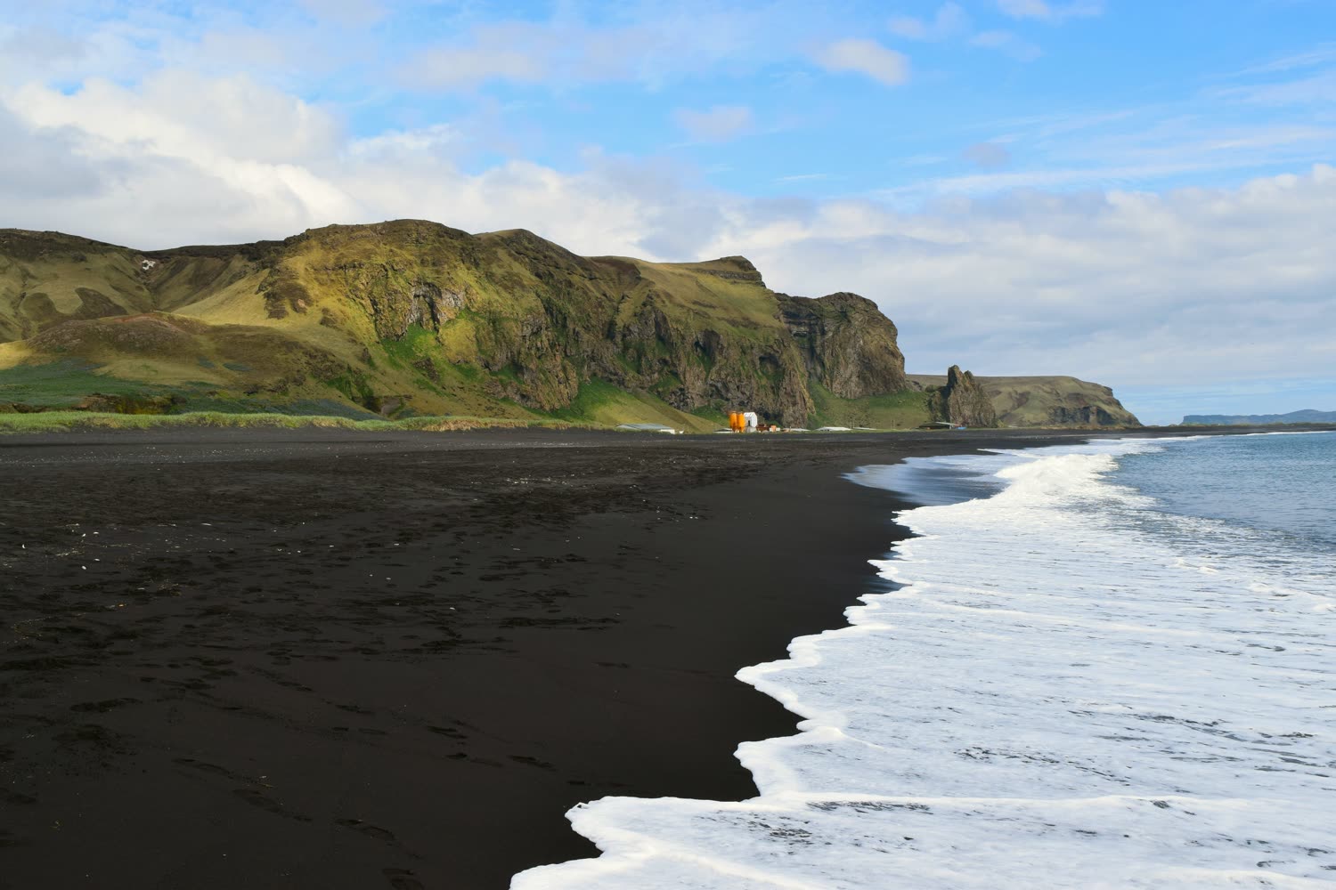 Schwarzer Lavastrand — Foto: Quark Expeditions