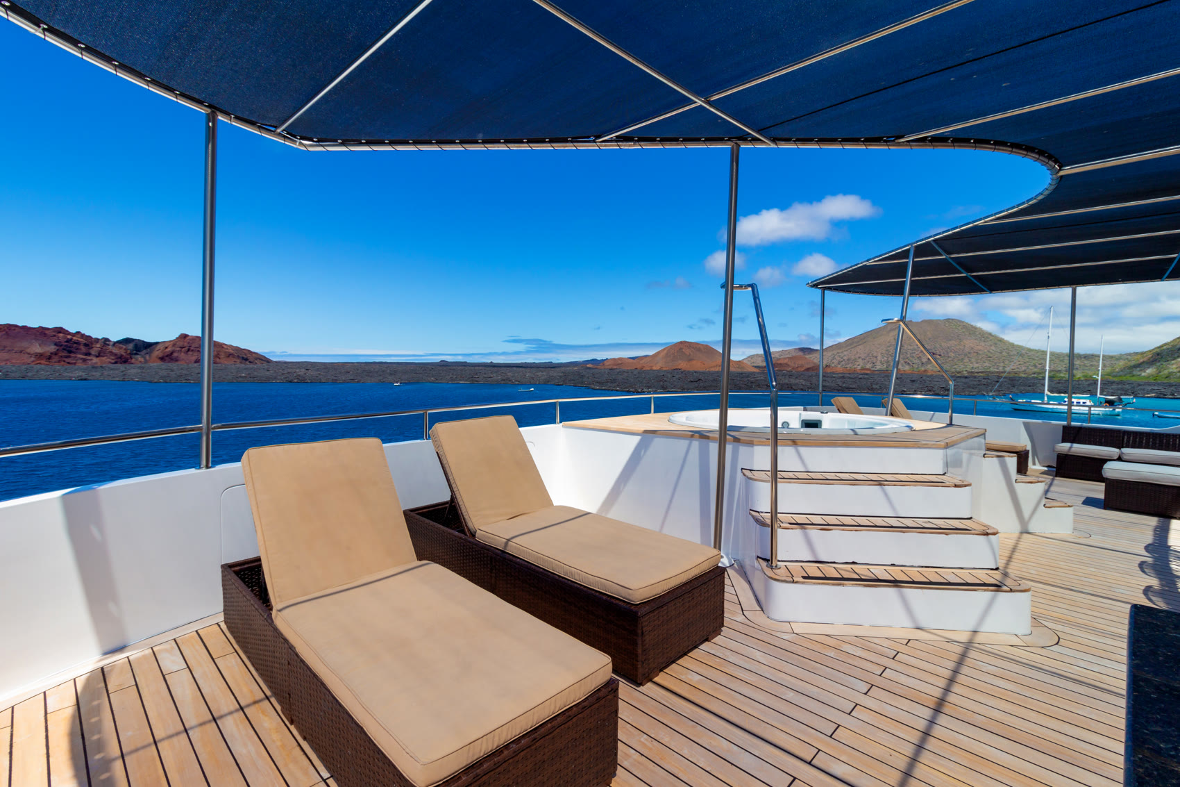 Sonnendeck — Liegen & Lounge auf dem offenen Oberdeck