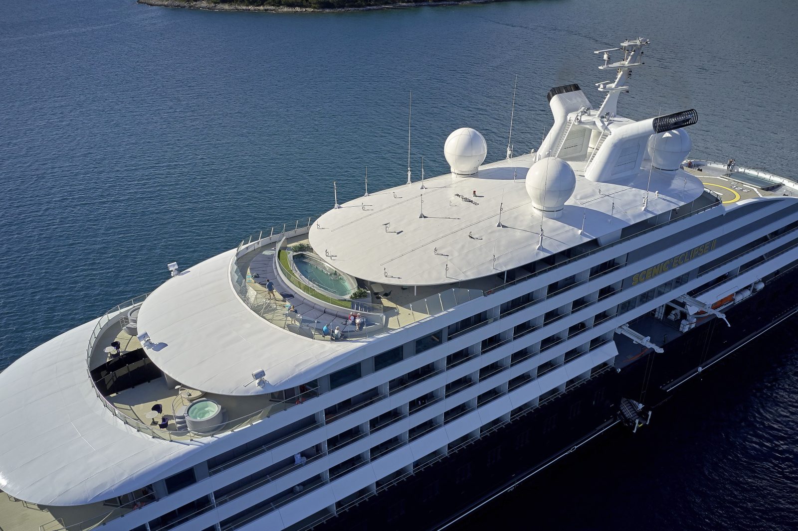 Sonnendeck von oben — Deck 10 mit Pool, Cabanas und Panorama Bar