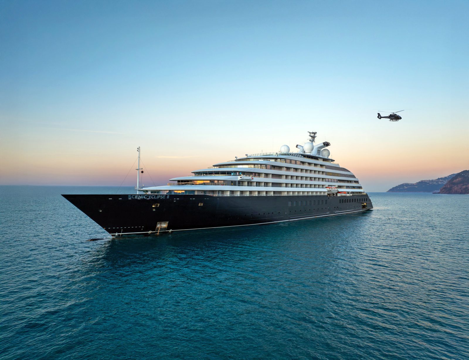 Auf See — Scenic Eclipse II im Abendlicht, ein Hubschrauber im Anflug
