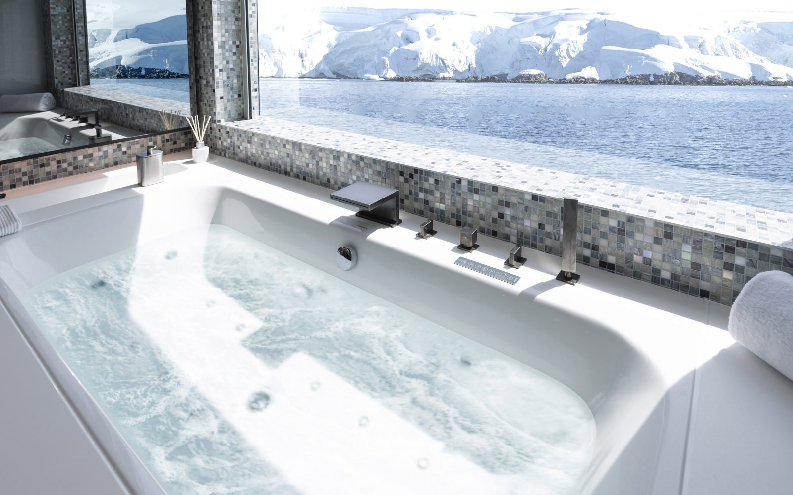 Bad der Owner’s Penthouse Suite mit Blick auf das Eis