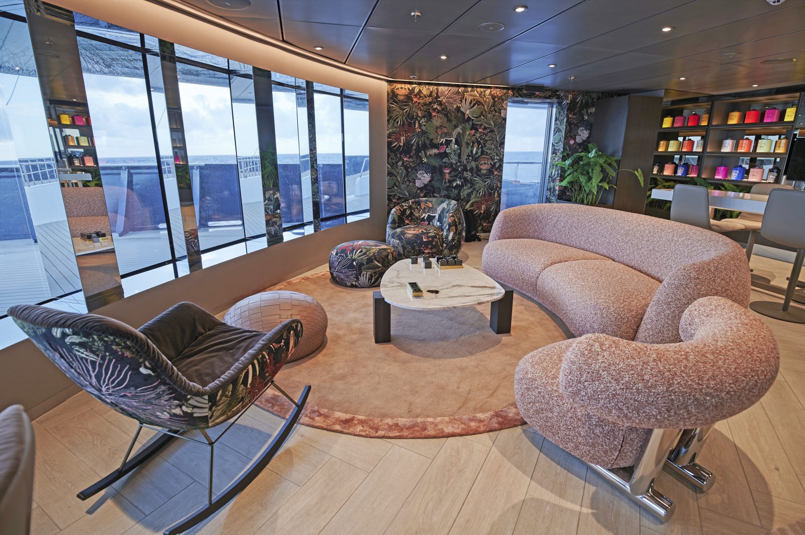 Observation Lounge — Auf der Eclipse II in Rosé und Terrazzo