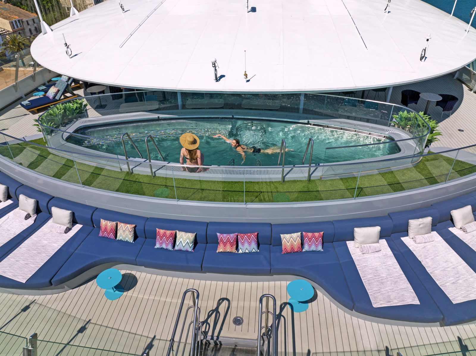 Vitality Pool, Deck 10 — Sonnendeck mit Pool und Liegen