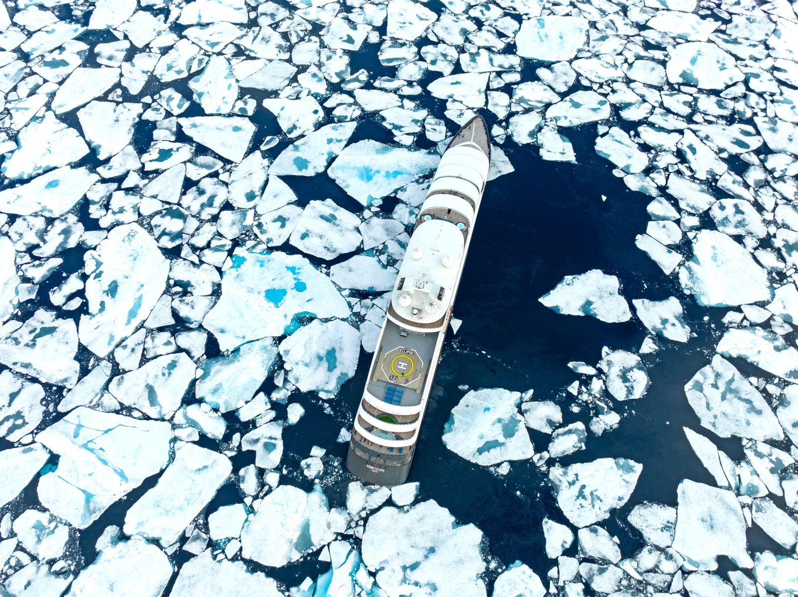 Scenic Eclipse im Packeis nördlich von Spitzbergen, aus der Luft