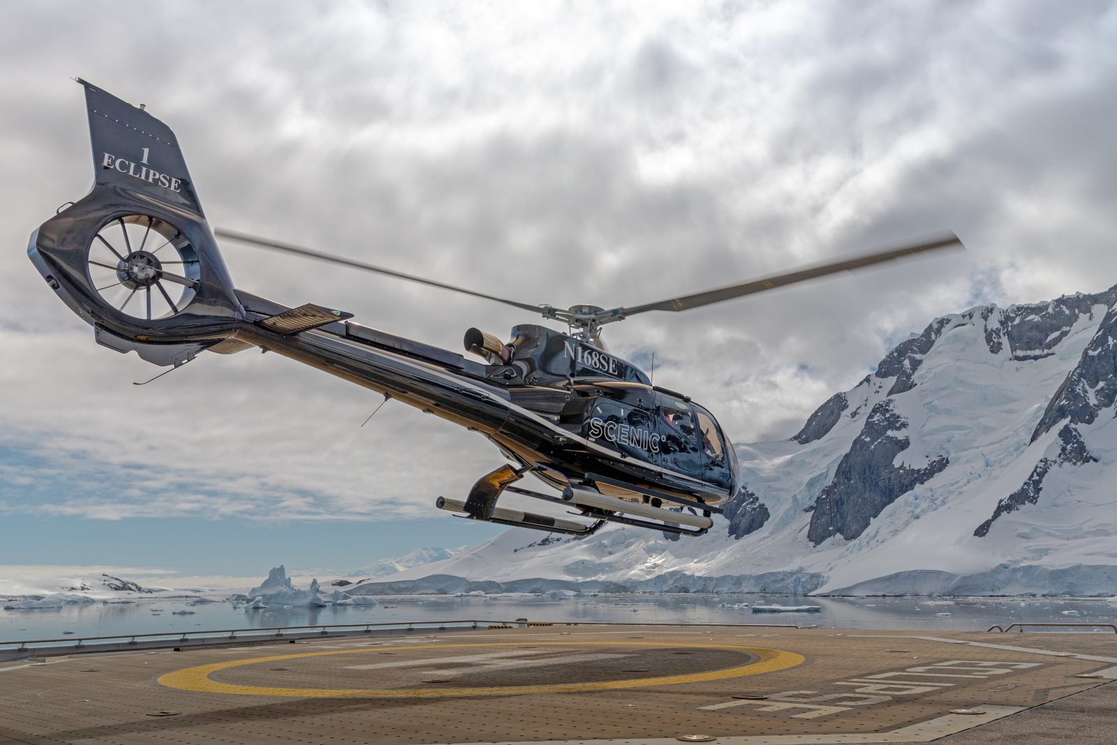 Airbus H130 — Zwei Hubschrauber an Bord — Rundflüge gegen Aufpreis