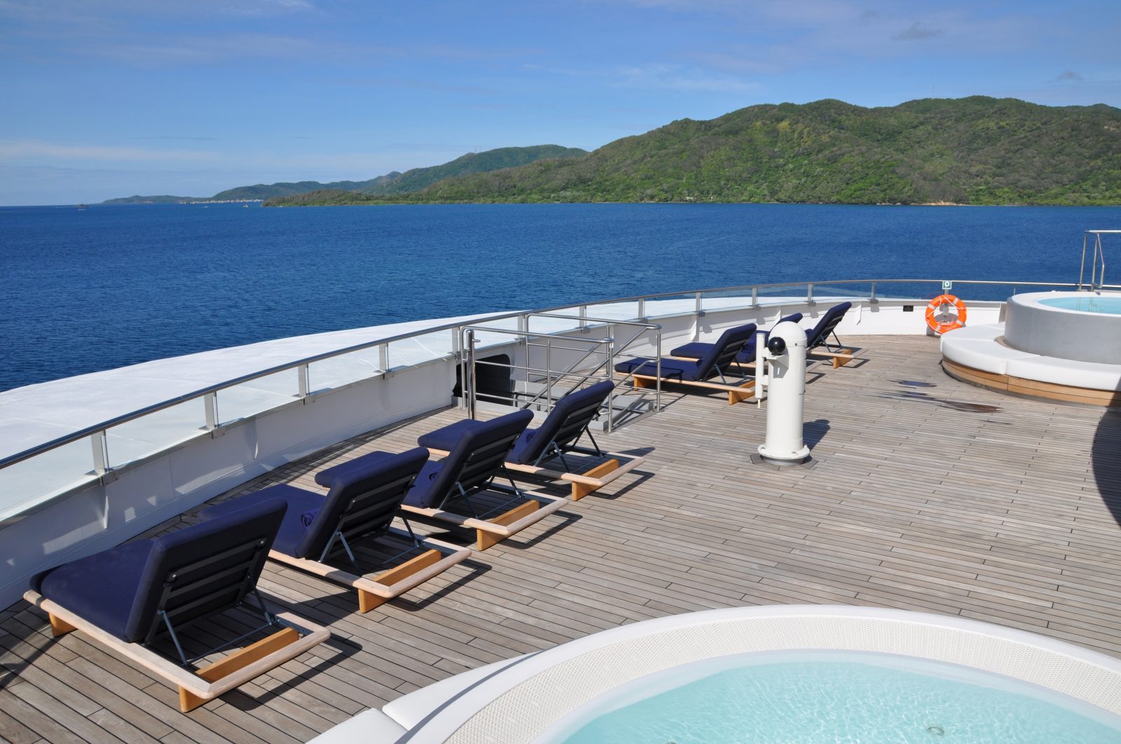 Vitality Pool, Deck 10 — Sonnendeck mit Pool und Liegen