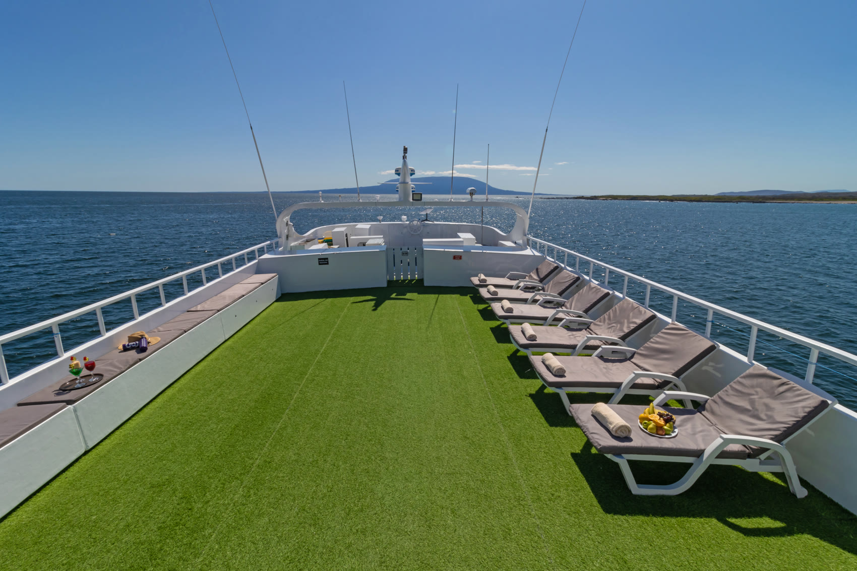 Oberdeck — Weite Decksflächen mit Meerblick