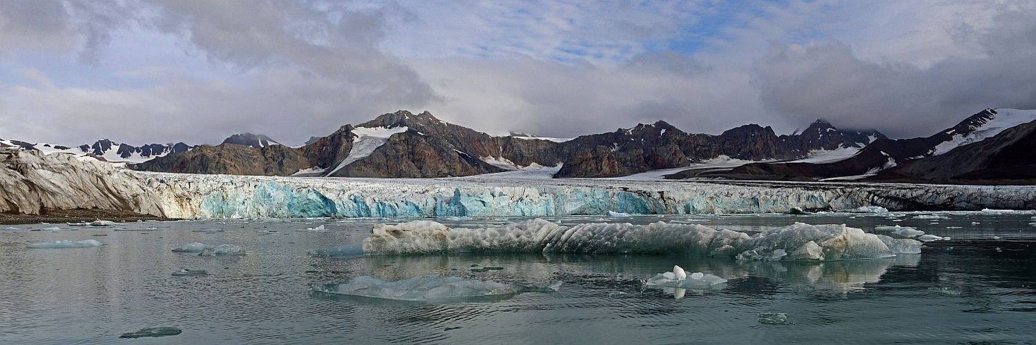 QUEST-spitzbergen-gletscher-mit-blauem-eis-wr-1500x500px