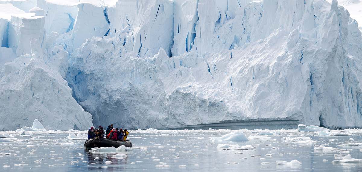 PLA-Paradise Bay, Zodiac cruising, Antarctica, January © Rolf Stange-Oceanwide Expeditions.jpg_Rolf Stange-small