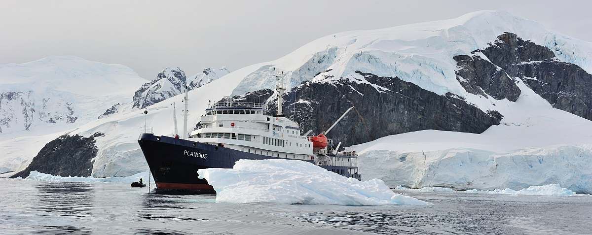 PLA-Plancius at Paradise Harbour_Robert van Poppelen-small