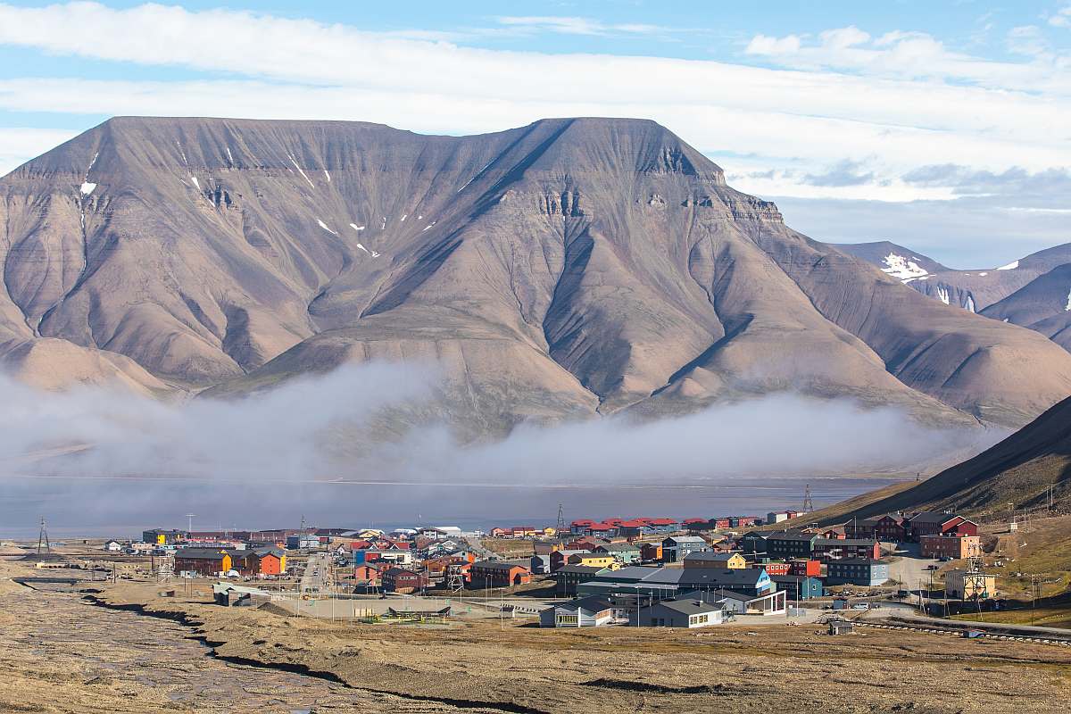 Longyearbyen_shutterstock_1201095007-slider