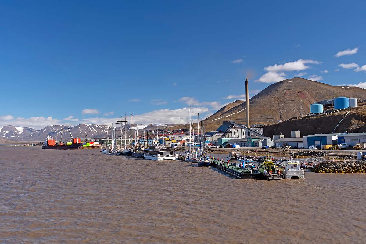 Longyearbyen_shutterstock_2257871999