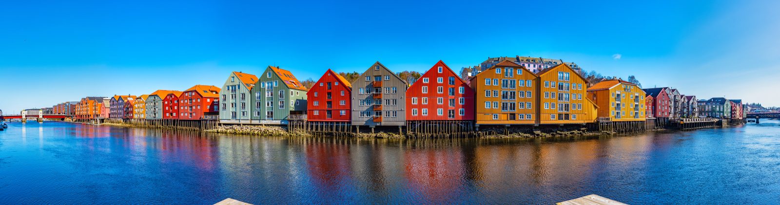 Colorful timber houses surrounding river Nidelva in the Brygge district of Trondheim, Norway_shutterstock_1466554472_reiseverlauf4