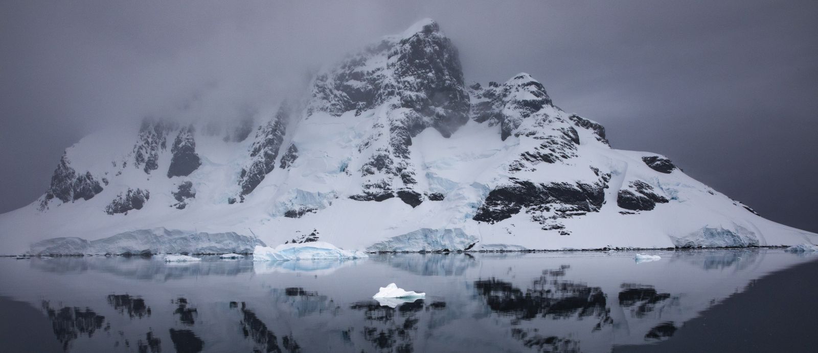 EXP_GAdventures-Antarctica-Lemaire Channel-2023-MG_5967_teasertext2