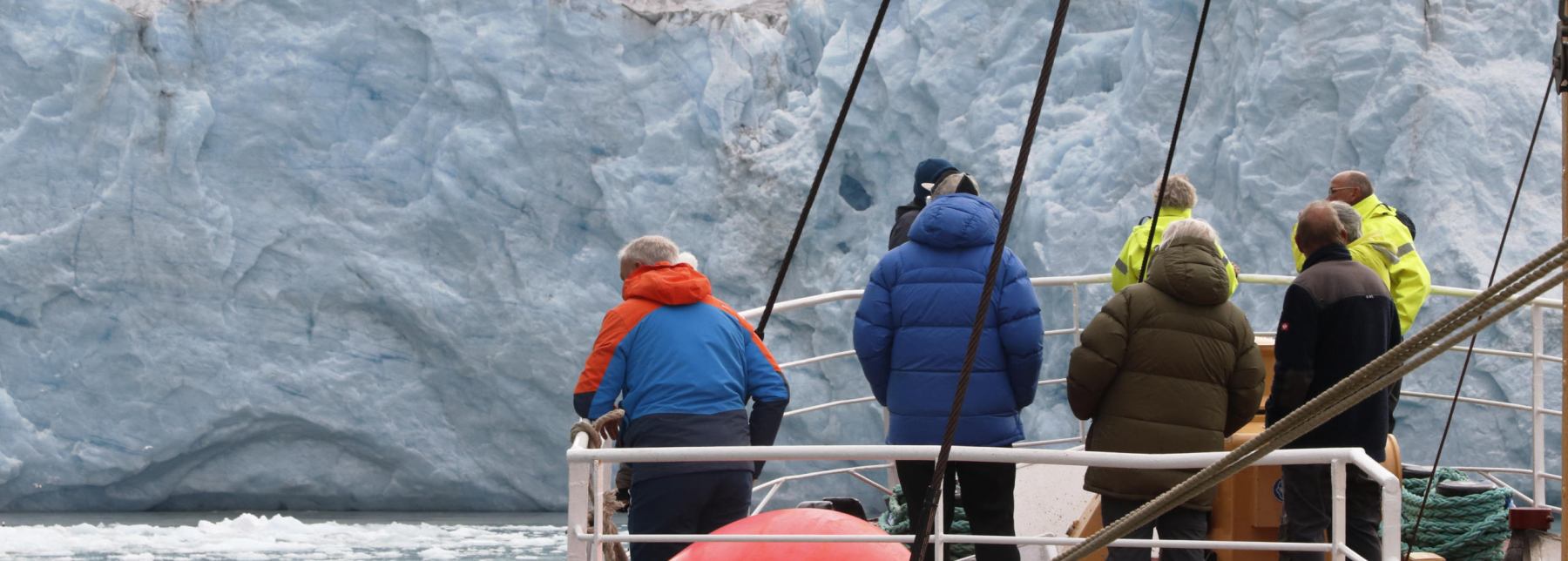 _MG_7871 CAPE RACE bow guests glacier front 2560x1707 2025-08-17 corr red sig Andreas Umbreit