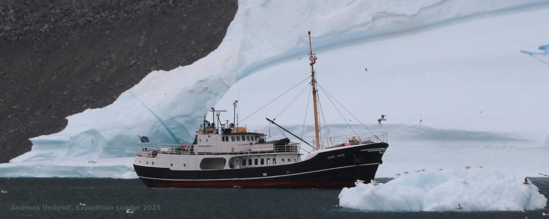 IMG_6354 Uummannaq area CAPE RACE vor Eisberg 2560x1707 2025-08-04 cut2 corr red sig Andreas Umbreit