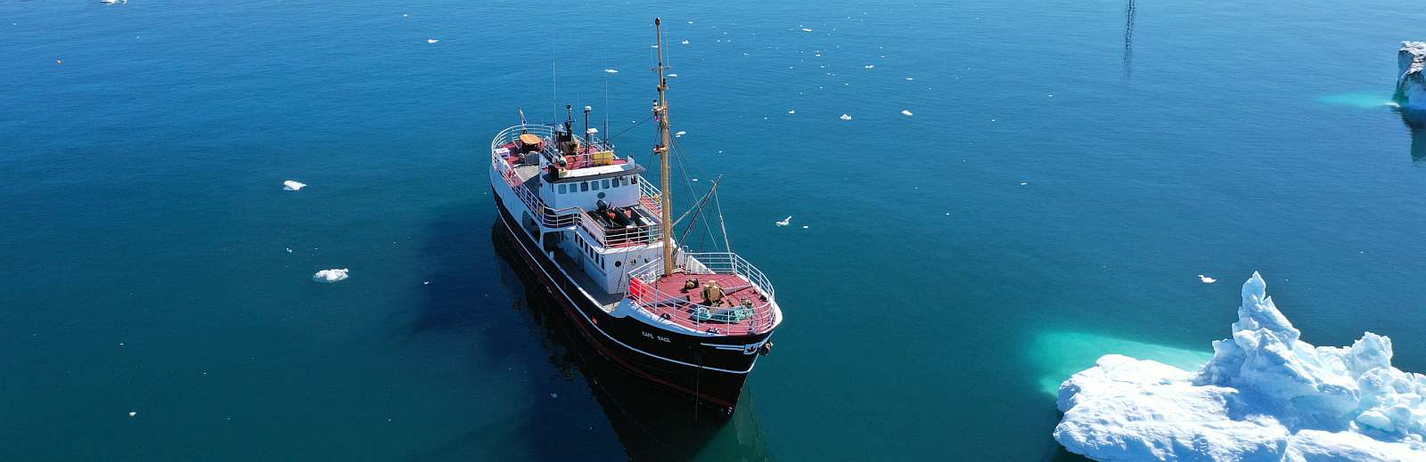 Cape-Race-Slider-Schiff-DJI_0595 Saqqaq CAPE RACE 2560x1707 2024-06-21 red sig Andreas Umbreit