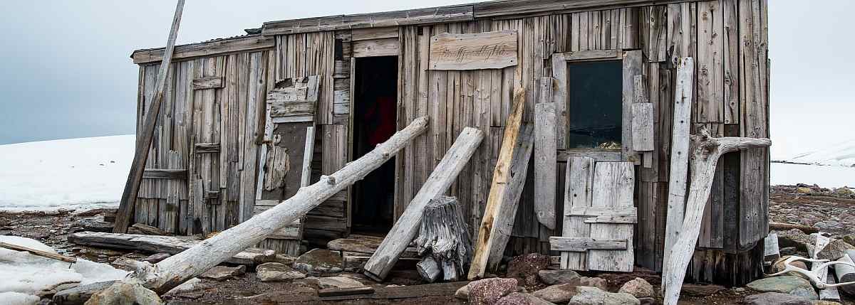 HDS-Nordspitzbergen-oceanwide_Raudfjord-hut-©-Oliver-Vogler-Oceanwide-Expeditions_Oliver-Vogler_small
