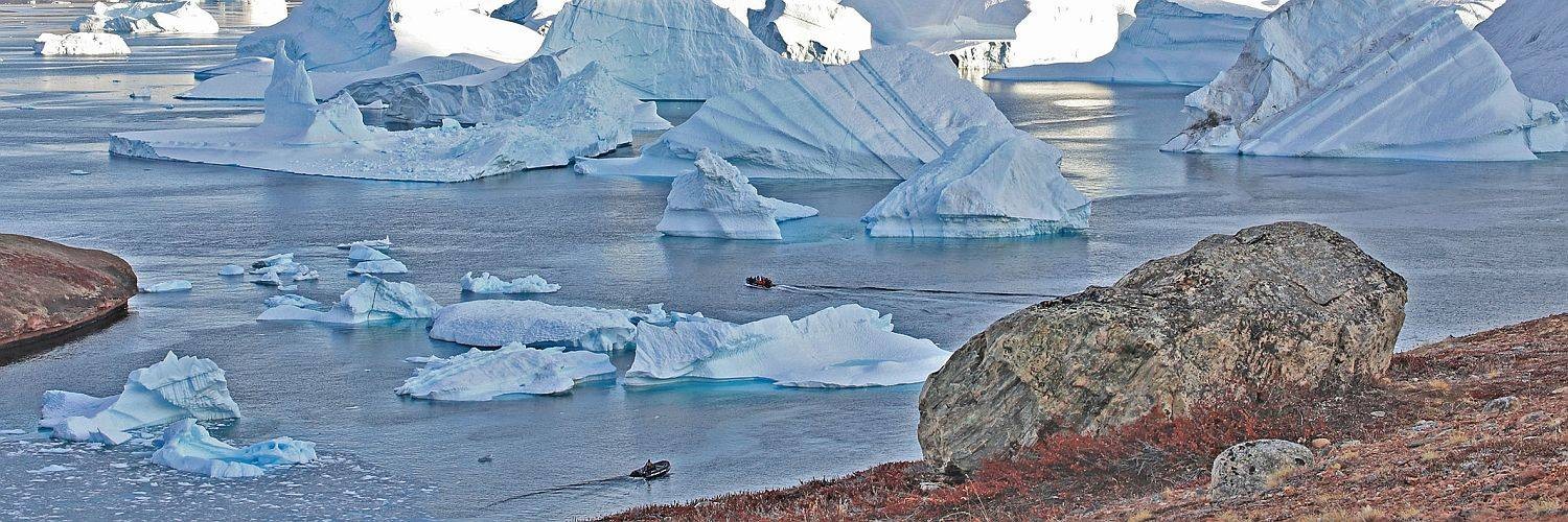 HDS-Arktische-Riviera-groenland-scoresby-sund-zodiacs-und-eisberge-im-rode-fjord