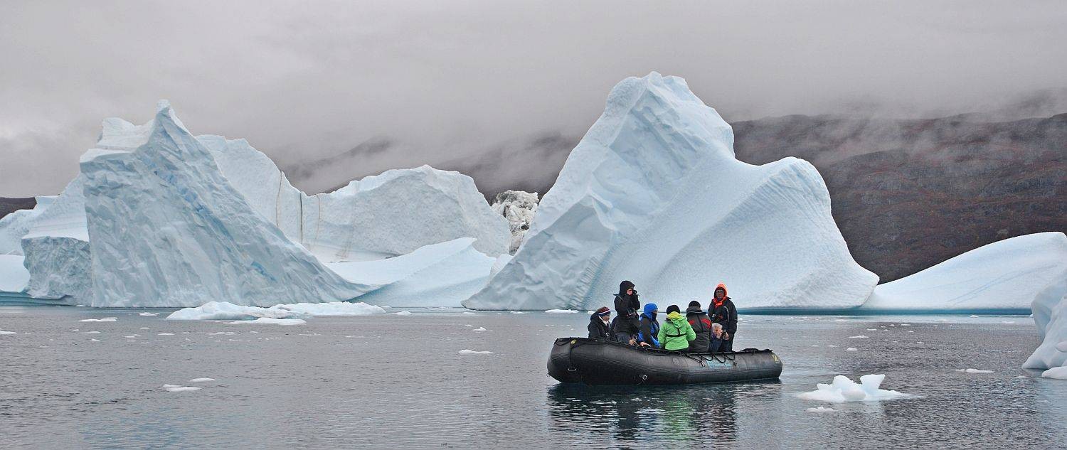 HDS-Arktische-Riviera-Groenland-Nordost-Zodiac-vor-Eisbergen-Rode-Fjord-quer-PH-0622-