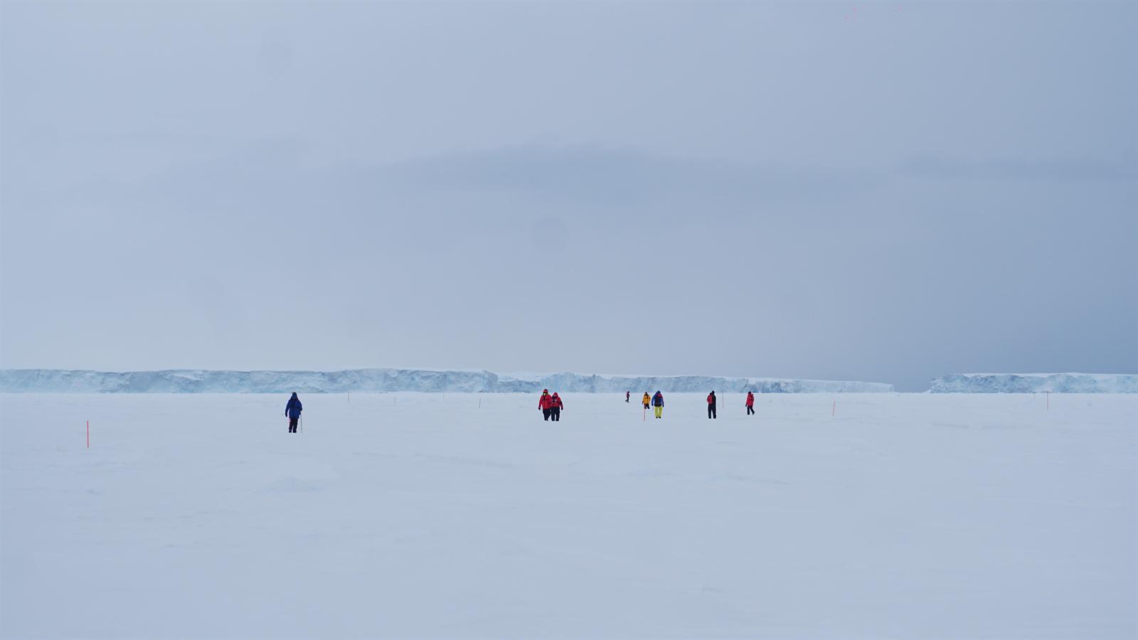 Anlandung auf dem Meereis — Foto: Oceanwide Expeditions