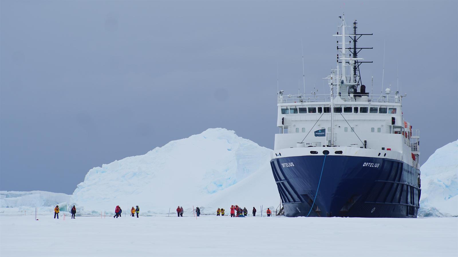 MS Ortelius mit Gästen — Foto: Oceanwide Expeditions
