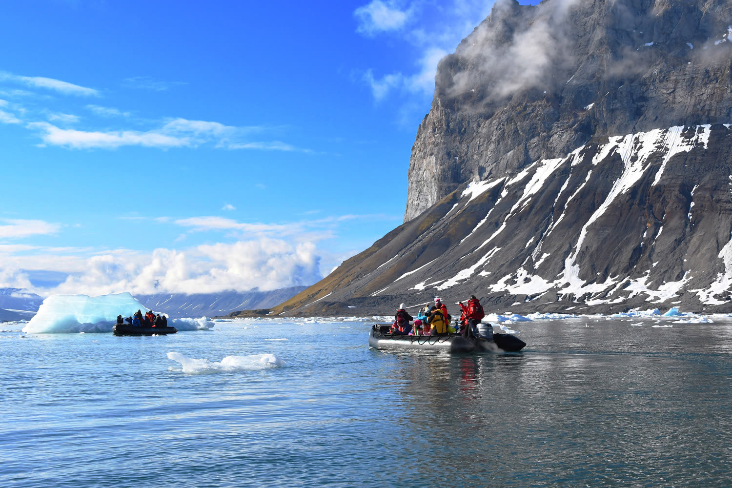 Zodiac-Fahrt im Packeis — Foto: Geert Kroes – Oceanwide Expeditions