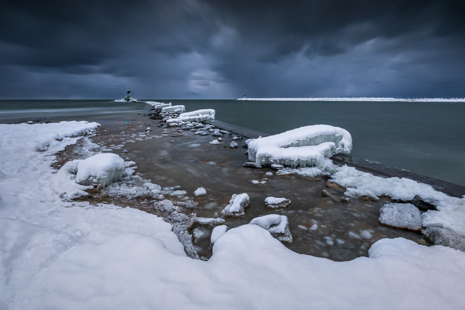 Vereiste Mole unter dramatischem Winterhimmel — Foto: Shutterstock