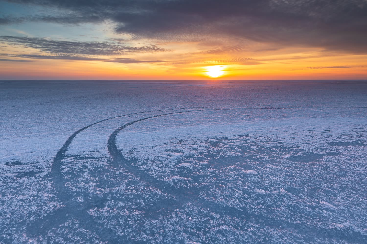 Spuren im Packeis bei Sonnenuntergang — Foto: Shutterstock