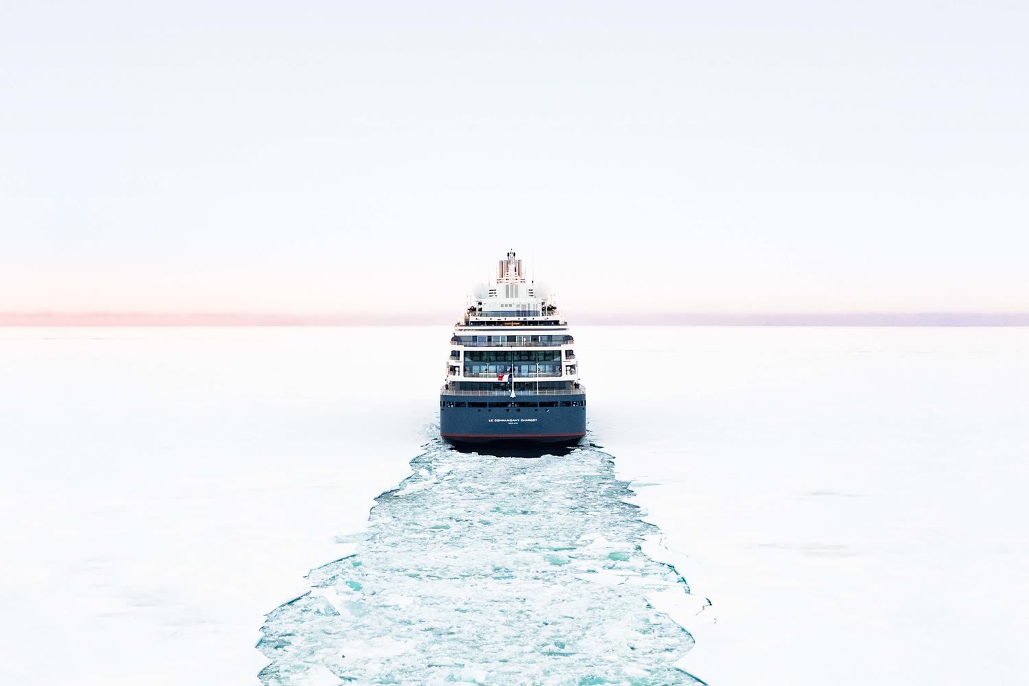 Die Le Commandant Charcot bricht durchs Packeis — Foto: Studio PONANT / Julien Fabro