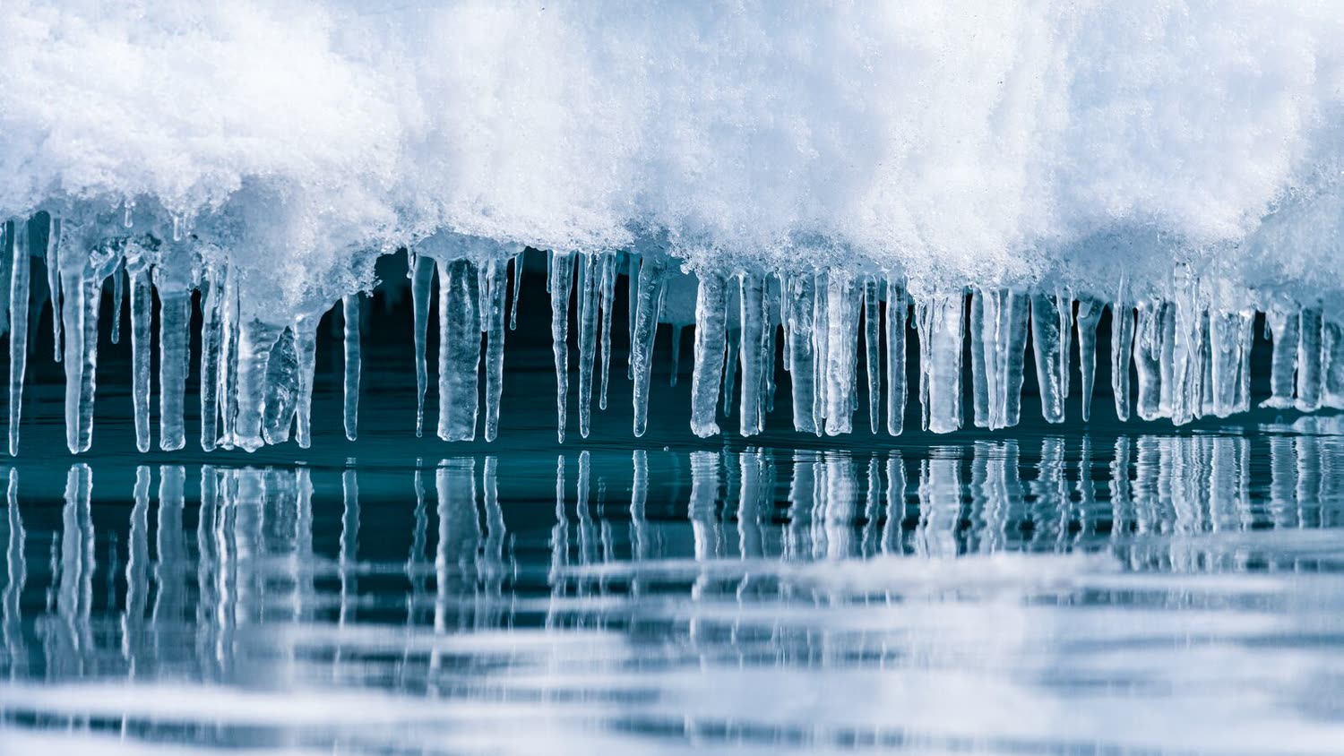 Eisstalaktiten in Nordost-Grönland — Foto: Studio PONANT / Ophélie Bleunven