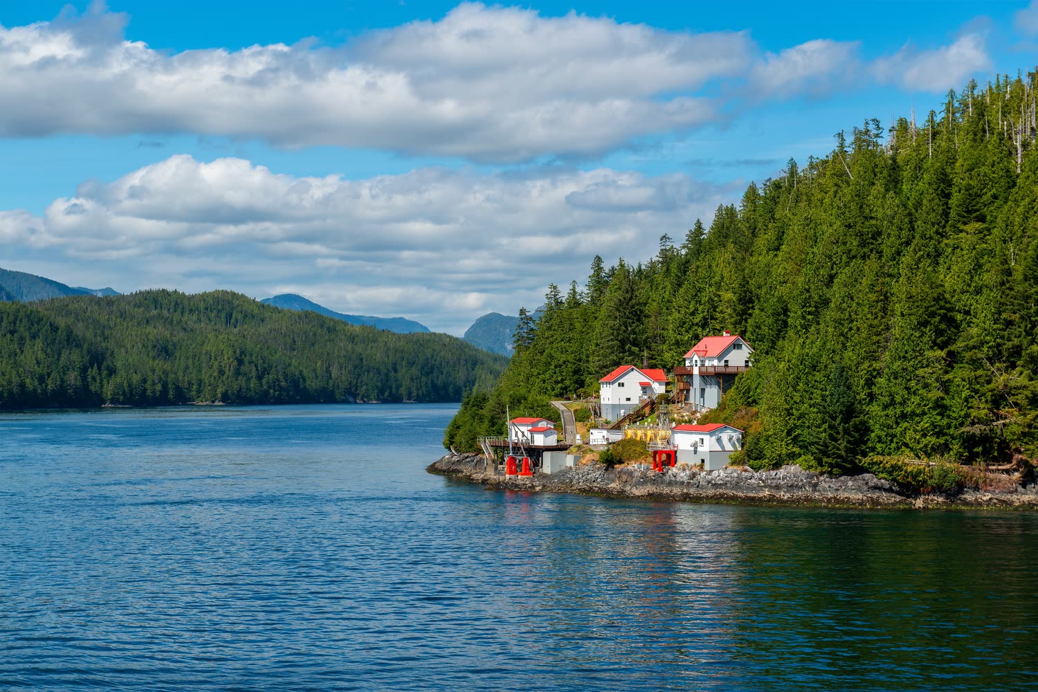 Verträumte Siedlung an der bewaldeten Küste — Foto: Shutterstock